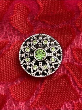 Magnolia and Vine 18mm Silver-Tone Green Crystal Snap